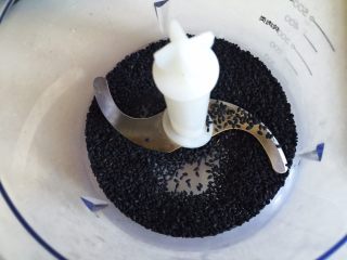 3、黑芝麻戚风蛋糕,黑芝麻放入料理机中打碎