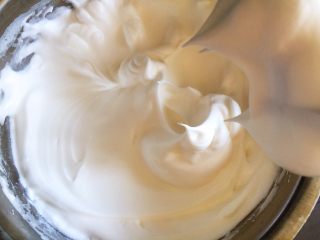 5、黑芝麻戚风蛋糕,蛋白分三次加入白醋和白砂糖，打至干性发泡状态（拉起打蛋头有直立的小尖尖）