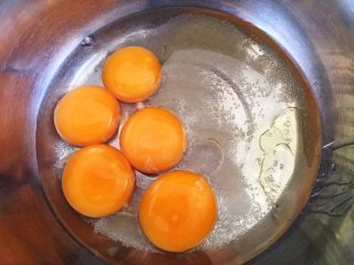6、黑芝麻戚风蛋糕,蛋黄中加入玉米油和牛奶搅拌均匀