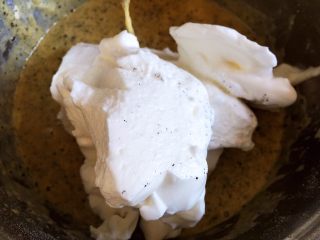 8、黑芝麻戚风蛋糕,烤箱140度预热10分钟。取1/3蛋白放入蛋黄糊中拌匀（不要画圈搅拌，以免消泡）