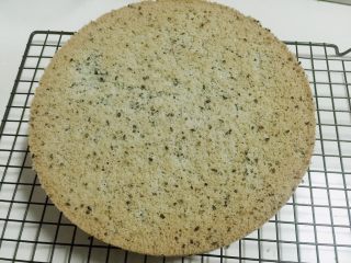 11、黑芝麻戚风蛋糕,烤熟后取出震几下，倒扣放凉