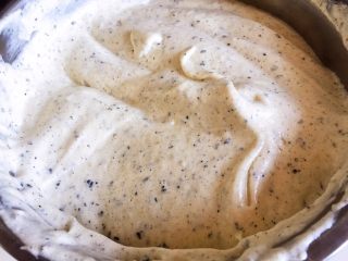 9、黑芝麻戚风蛋糕,拌匀后将其余蛋白放入，继续搅拌均匀