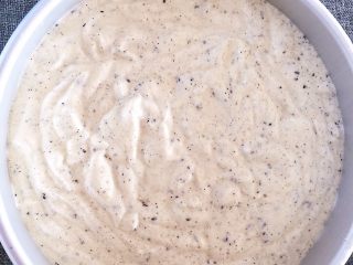 10、黑芝麻戚风蛋糕,倒入模具中，震出气泡，入烤箱140度烤45分钟