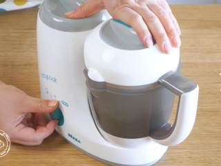 7、12m+自制虾滑（宝宝辅食）,辅食机中搅打成泥~