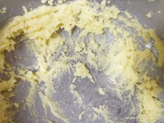 2、圣诞树饼干,黄油提前室温软化，切成小块放入打蛋盆，先用打蛋器稍微打发，再加入细砂糖打发至颜色发白。