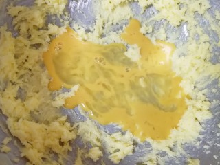 3、圣诞树饼干,加入蛋液打发均匀。