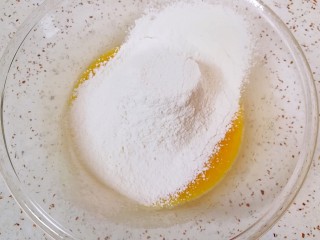 4、圣诞树饼干,筛入低筋面粉。