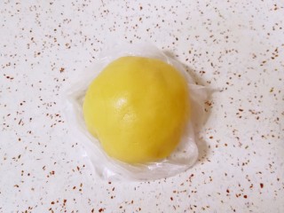 5、圣诞树饼干,先用硅胶刮刀翻拌均匀，再用手和成光滑的面团，装入保鲜袋，放冰箱冷藏半个小时。