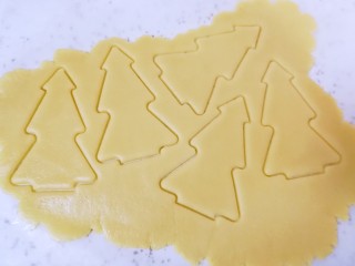 7、圣诞树饼干,用圣诞树饼干模具压出饼干形状。