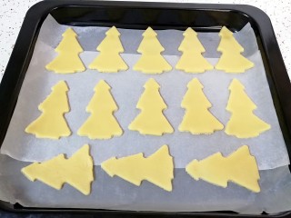9、圣诞树饼干,送入预热好的烤箱，上下管160度烤10-12分钟。