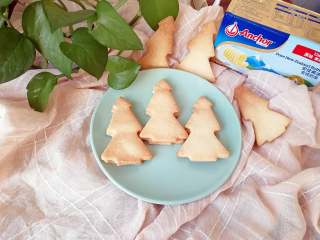 10、圣诞树饼干,酥脆的圣诞树饼干出炉啦！晾凉即可食用，密封保存。