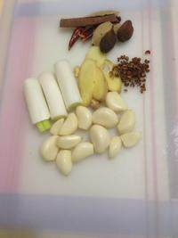 2、红烧羊肉,准备好配料。