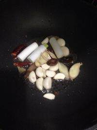 3、红烧羊肉,锅内倒入适量油并放入所有配料爆香。