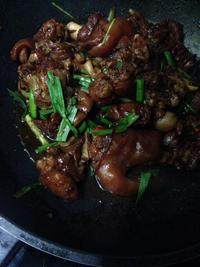 8、红烧羊肉,最后再放入蒜叶翻炒一下即可。