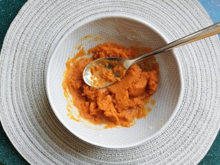 1、黄金小馒头,南瓜去皮切成片,上锅蒸熟,用料理机打成南瓜泥。