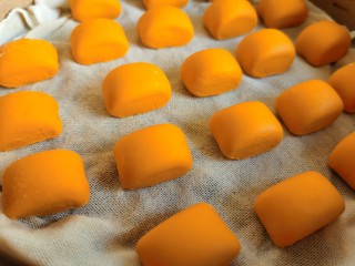 13、黄金小馒头,当馒头发酵到1.5倍大时,用手轻轻按压能慢慢回弹,拿到手里感觉重量变轻时,就说明发酵好了。