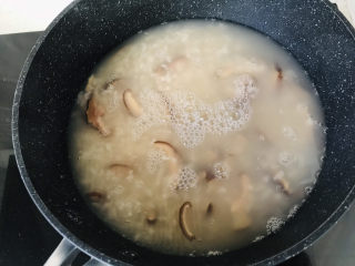 18、香菇滑鸡粥,第二天清晨伴随香菇白粥的香气醒来，把粥底从电饭锅内胆倒入不粘锅汤锅内小火熬煮；