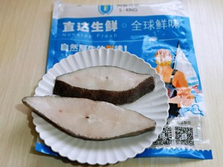 1、清蒸比目鱼～营养又健康,我京东买的比目鱼，快递特别给力，中午下单，晚上收到，冻的邦邦硬，将比目鱼洗干净。