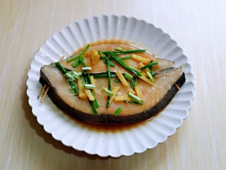 7、清蒸比目鱼～营养又健康,再放上切好的葱姜，腌制30分钟。