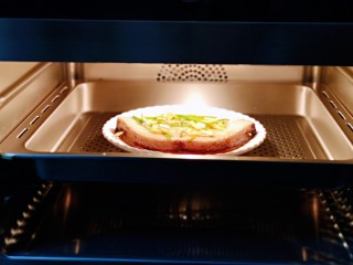 8、清蒸比目鱼～营养又健康,腌制好的比目鱼放入蒸烤箱。(用蒸锅也可以)