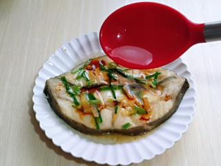 11、清蒸比目鱼～营养又健康,锅中加入少许食用油烧热后淋在鱼上。