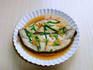 10、清蒸比目鱼～营养又健康,取出蒸好的比目鱼，鲜香味扑鼻而来。