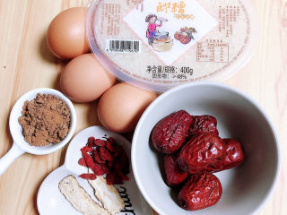 1、鸡蛋醪糟汤,准备好食材。醪糟、鸡蛋、红枣、枸杞子、当归、红糖。