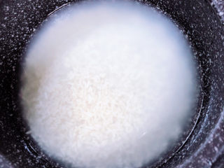 3、鸡蛋醪糟汤,取砂锅,倒入醪糟。