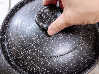 5、鸡蛋醪糟汤,盖盖儿,开大火煮开锅。