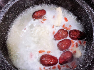 6、鸡蛋醪糟汤,开锅后,用勺搅拌均匀。改为小火。