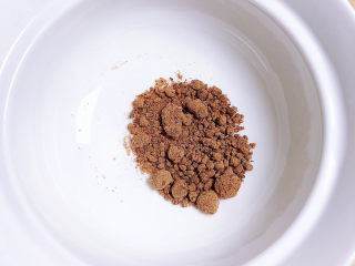 12、鸡蛋醪糟汤,取一个碗,放入一勺红糖。