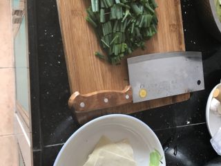 1、云吞皮葱油饼,准备花生油，葱，云吞皮