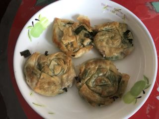 3、云吞皮葱油饼,放进不粘锅煎至金黄即可