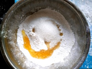 1、红豆糯米糍,糯米粉加白糖，食用油（1/3亚麻籽2/3香油，亚麻籽起到对孩子的脑细胞分裂和增长作用，成人食用它的作用优于橄榄油，我用比例得香油调和）