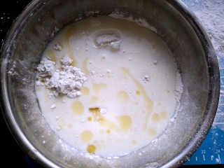 2、红豆糯米糍,放入牛奶，再放入淀粉。