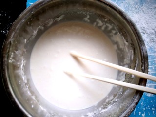 4、红豆糯米糍,一直打到无颗粒，放入蒸锅，大火蒸十分钟。