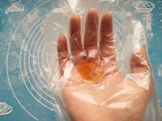 5、红豆糯米糍,带一次性手套，放食用油揉搓两只手，涂满食用油。