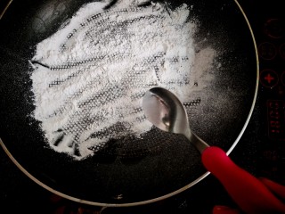 6、红豆糯米糍,倒入不粘锅一些糯米粉，炒制一下备用。