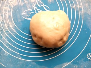 7、红豆糯米糍,蒸好的糯米粉晾凉后，反复揉搓。