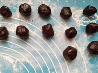 8、红豆糯米糍,豆沙分成一个个小圆（原谅我用一次性手套怎么也搓不好看????）。