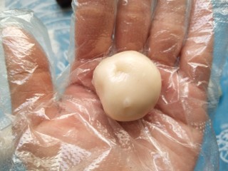 9、红豆糯米糍,糯米也分成小圆。