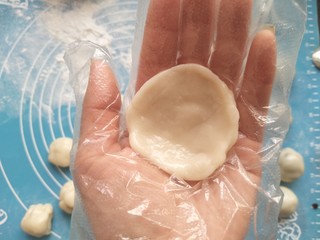 10、红豆糯米糍,用手按压成圆锥型。