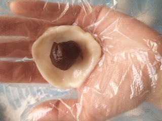 11、红豆糯米糍,放入豆沙馅。