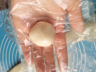 13、红豆糯米糍,然后用手搓圆。