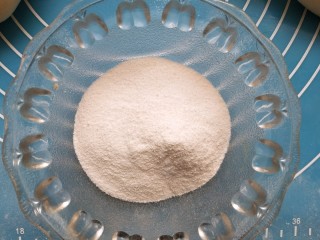 14、红豆糯米糍,放入椰粉中，沾满椰粉。