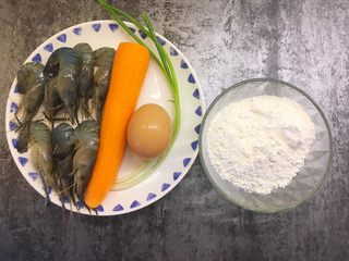 1、胡萝卜虾饼,准备好所有食材