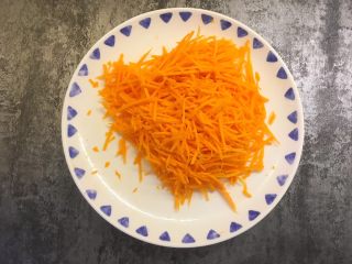 2、胡萝卜虾饼,胡萝卜擦丝