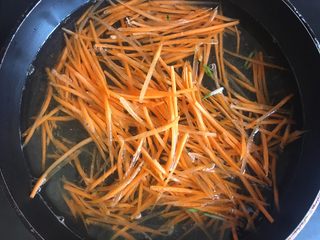 3、胡萝卜虾饼,胡萝卜入清水中煮熟后捞起沥干