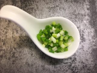 6、胡萝卜虾饼,香葱切末