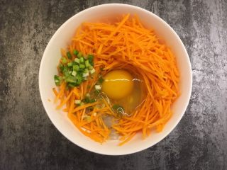 7、胡萝卜虾饼,将胡萝卜丝、虾仁、香葱放入碗里，打入鸡蛋